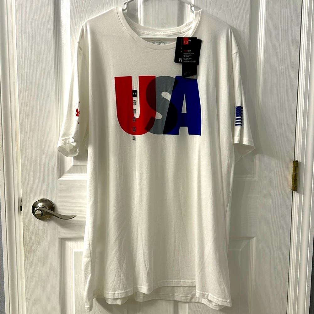 NWT Men’s Under Armour Loose fit Tshirt